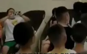 小男孩组团割包皮唱孤勇者壮胆，医生：可以缓解手术前紧张的情绪