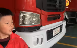 萌娃向归队消防车敬礼被邀请参观 蹦蹦跳跳开心地说我家也有一辆