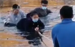 11月27日，甘肃张掖。女童意外落水，三名河西学院学生用肘破冰救人！为你们点赞