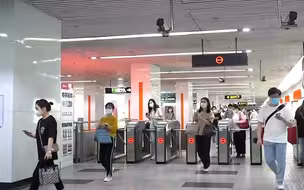 上班啦！上海地铁静安寺站早高峰客流恢复至六七成