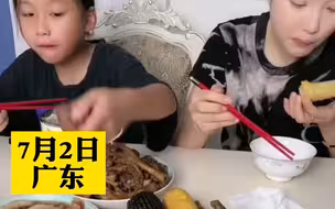 弟弟想抢姐姐食物，爸爸主张“大的让着小的”，妈妈主持公道:凭什么！