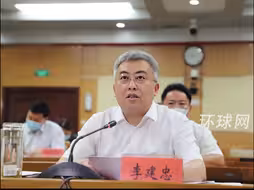 党校培训期间，一副市长在宿舍喝酒