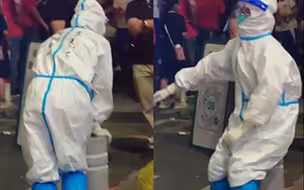 防疫人员深夜工作累的直不起腰 扶着石墩短暂休息 画面让人心疼！