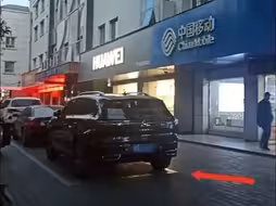 车停在正规车位被交警拖走，车主询问拖车依据，对方回应：领导让拖的