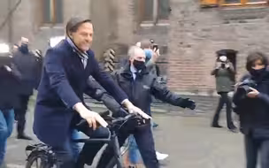 荷兰首相骑自行车向国王辞职，记者在身后奔跑追赶