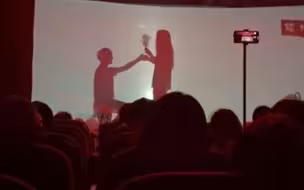 高校学生表演舞台剧，前半场温馨浪漫，直到抱起“女生”，网友：唯美故事秒变事故