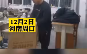 天气降温，班主任用纸箱为第一排学生做挡风板护腿
