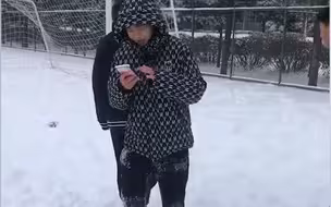 一群男生打完雪仗后 在雪地里大喊“siri”疯狂找手机 结局亮了