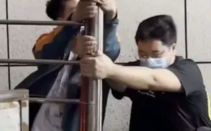 屹立不倒!核酸检测点突遇九级大风他们用身体撑住帐篷