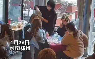 这样的理发店，你爱了吗？ #一理发店免费为顾客提供麻将桌甜品 ，不少顾客纷纷前来打卡~