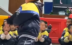 萌娃活力十足演绎《野摩托》，网友：自信的小表情太治愈了