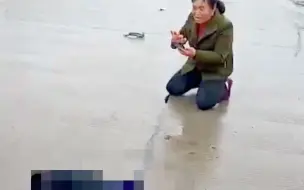 一人身亡两人受伤！#石门一客车与三轮车相撞，现场有人倒在血泊当中，一中年妇女跪地大哭