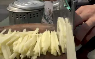 每一根土豆丝两毫米见方！实拍炊事班战士大秀刀工不输饭店大厨