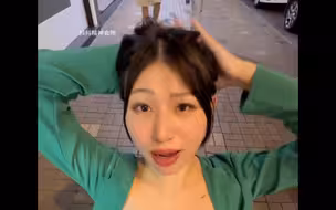 当街下跪 张嘴了就？？
