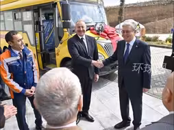 哈萨克斯坦总统托卡耶夫到访阿塞拜疆，赠送中国品牌校车作为国礼