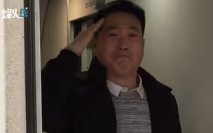 硬汉哭成泪人 退伍老兵和战友车站告别：列车关门一刻让人泪目！