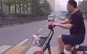 #小车斑马线未减速撞翻骑电瓶车男子 ，车筐内稀饭撒了一地，女子提前止步“逃过一劫”