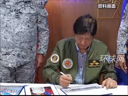 马科斯批准强军计划，包括购买菲律宾第一艘潜艇，欲增强南海军事能力