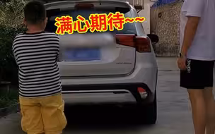 男孩生日 满心期待礼物 看到一后备箱的书 生日惊喜变成生日惊吓…