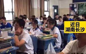 英语课上学生学唱《Free loop》，网友：真想换上校服坐在他们中间
