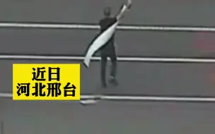 丈夫因生意失败受刺激，高速上停车欲轻生，妻子赶到与丈夫紧紧相拥