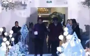 最好的见证！爷爷奶奶携手为新婚孙女送戒指