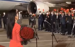 “欢迎回家！”孟晚舟回到祖国接机群众喊破嗓 随后她深深鞠了一躬