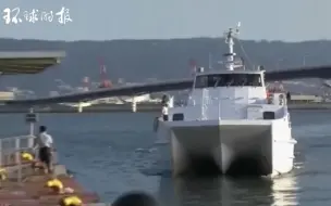 等船离开……机场，关西机场派快艇疏散旅客