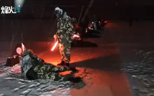 武警新兵顶着大雪夜间射击训练 战士们身披“银装”却一丝不苟！