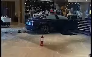 突发！特斯拉冲进酒店大堂