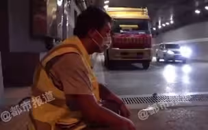 都市报道【郑州迎战暴雨 ，大爷睡隧道，24小时待命随时准备抽水 ！】