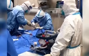 武汉有医护人员为节省防护物资，进病房后争取不出来