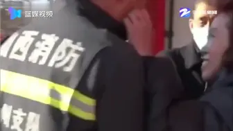 消防员听警铃飞奔车库与父母惊喜团聚 网友：最暖心的“出警”