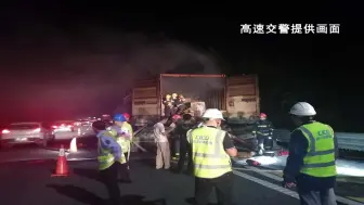 快递车在高速起火 幸好交警处置及时