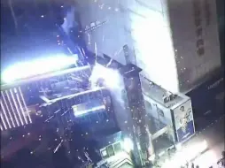刚过完腊八，真就自己先“过年”了？男子深夜商场门前放烟花，欣赏杰作反被抓！民警：时间不对 地点更不对！
