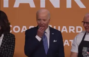 拜登感恩节表演“偷吃”小面包，自嘲“被解雇”：还是识趣点，赶紧撤吧