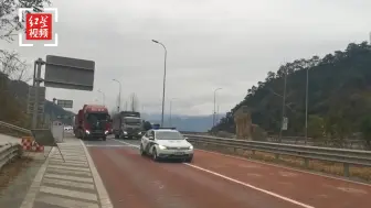 雅西高速泥巴山北坡至土山岗路段路面结冰，警车带道通行