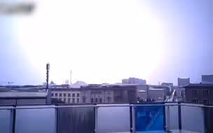 震撼！ 柏林电视塔夜间遭雷击 紫色闪电劈下瞬间将夜晚照成白昼