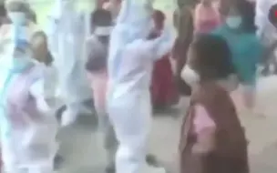 印度一家医疗中心，身穿防护服的医护人员跳舞，鼓舞新冠肺炎患者