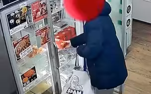 日本女子连续盗窃无人商店：监控拍下全过程 女子偏好偷窃牛舌