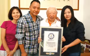 105岁中国老人完成双人滑翔伞飞行 创世界纪录