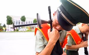 向武器告别！摸枪的那一刻老兵泪奔了