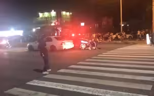 冲绳警察用警车撞倒暴走族摩托车 强制逮捕