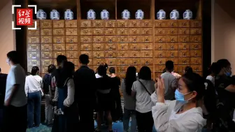 十一长假游客游览成都博物馆 观看中医药文物展