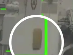 菲律宾海警船撤离现场，船左侧大洞被打上“补丁”