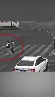 超暖心 男子跪地救晕倒老人后默默离开