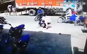 印度摩托男撞倒老人 转身下车却不是为了道歉