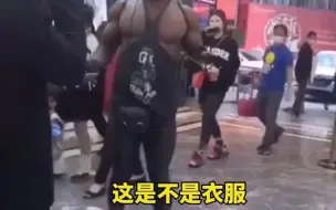 外国友人身穿奇葩服装被商场保安警告