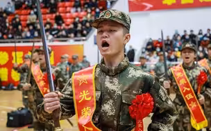 龙泉宝剑赠英雄！直击国内首次新兵授剑仪式“从戎之剑”出鞘场面震撼