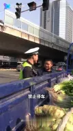 冬季里的温暖执法 交警小哥哥人性化执法 暖意满满